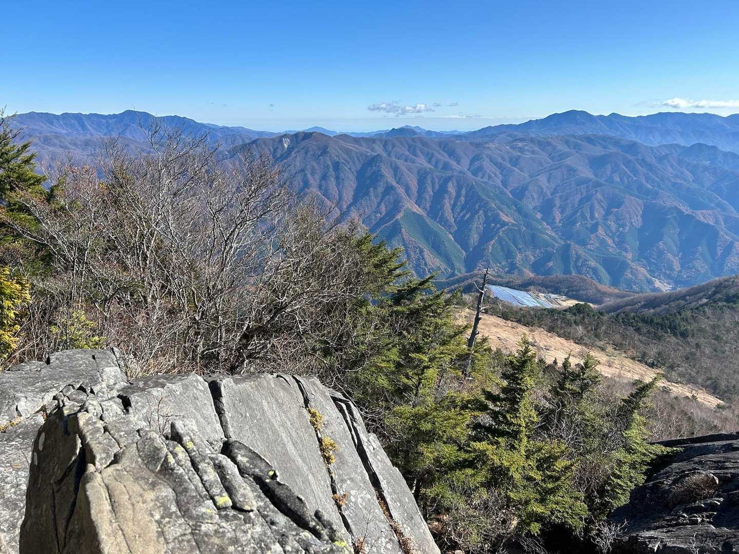 乾徳山登山口バス停-乾徳山登山口-乾徳山-道満山-徳和峠 周回コースの写真