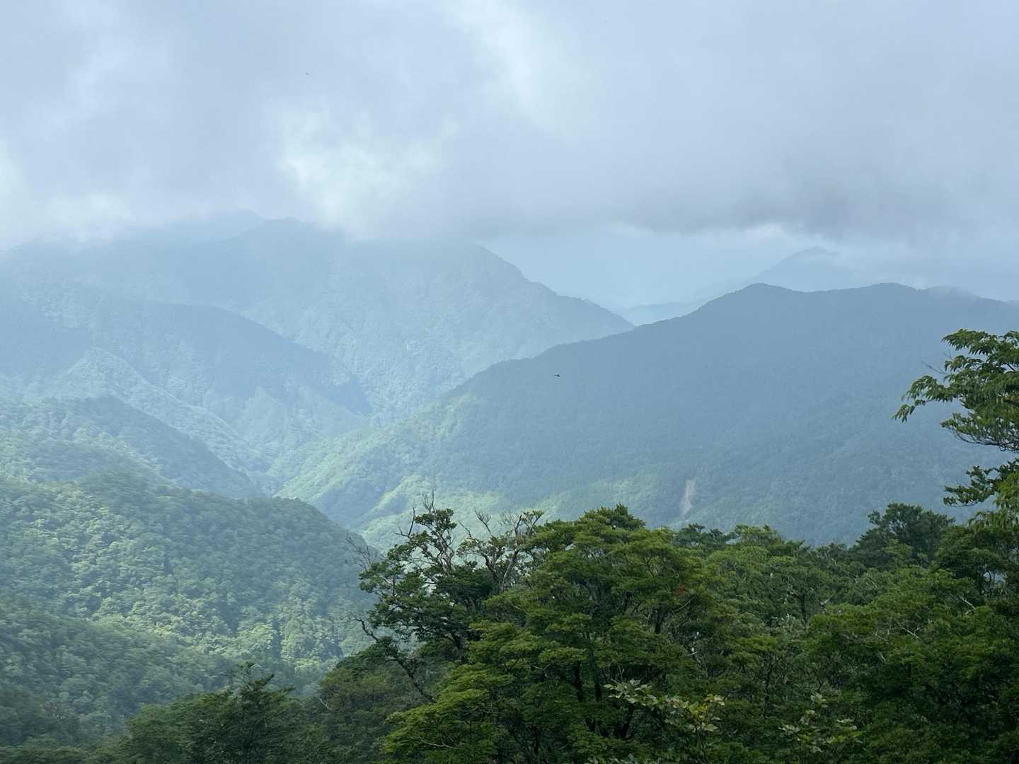 右手に薄ら高見山