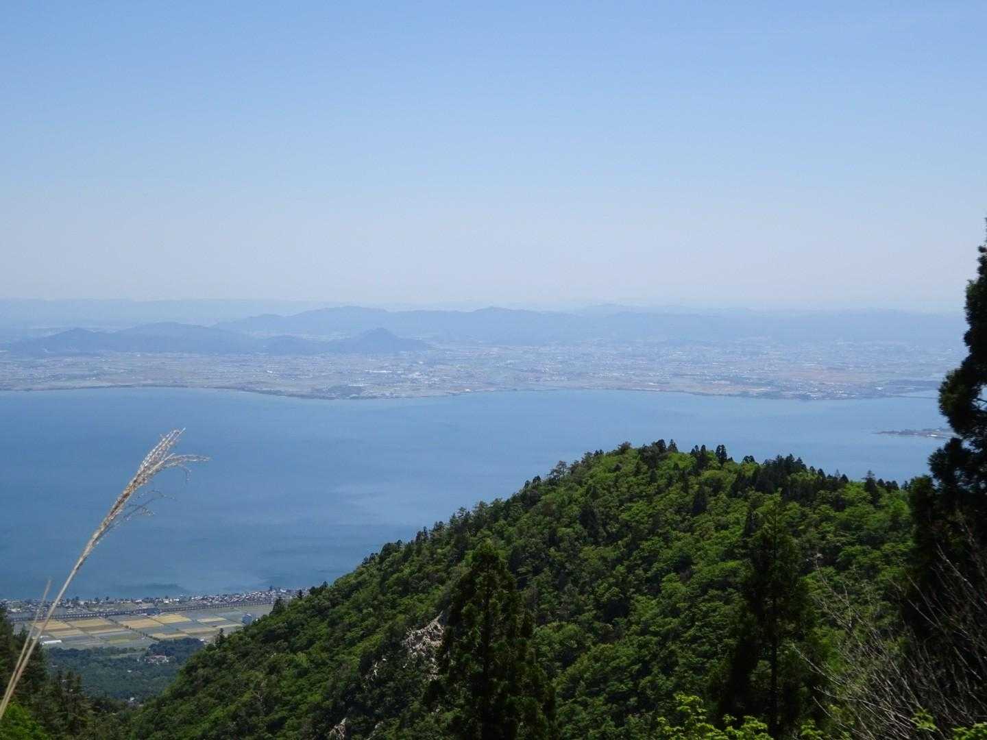 琵琶湖の向こうに鏡山も見えてる