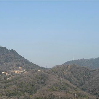 背山山頂からの眺望 ✨
左の ↓ が菊水山
右の ↓ が鍋蓋山