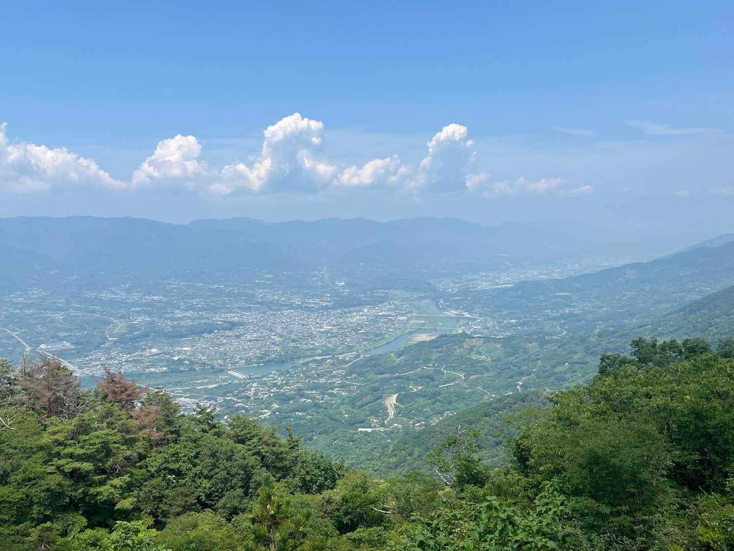 眺望スポットからの写真。
この山は山頂以外の場所の方が眺望がよいことが多かったです。