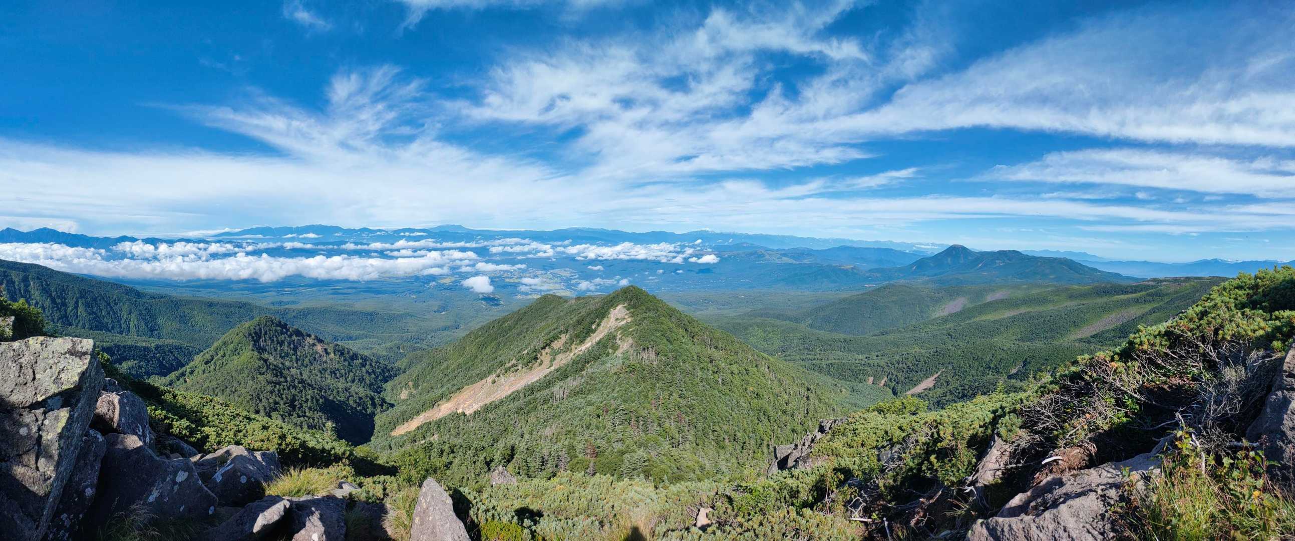 西天狗岳山頂直下より振り返れば絶景