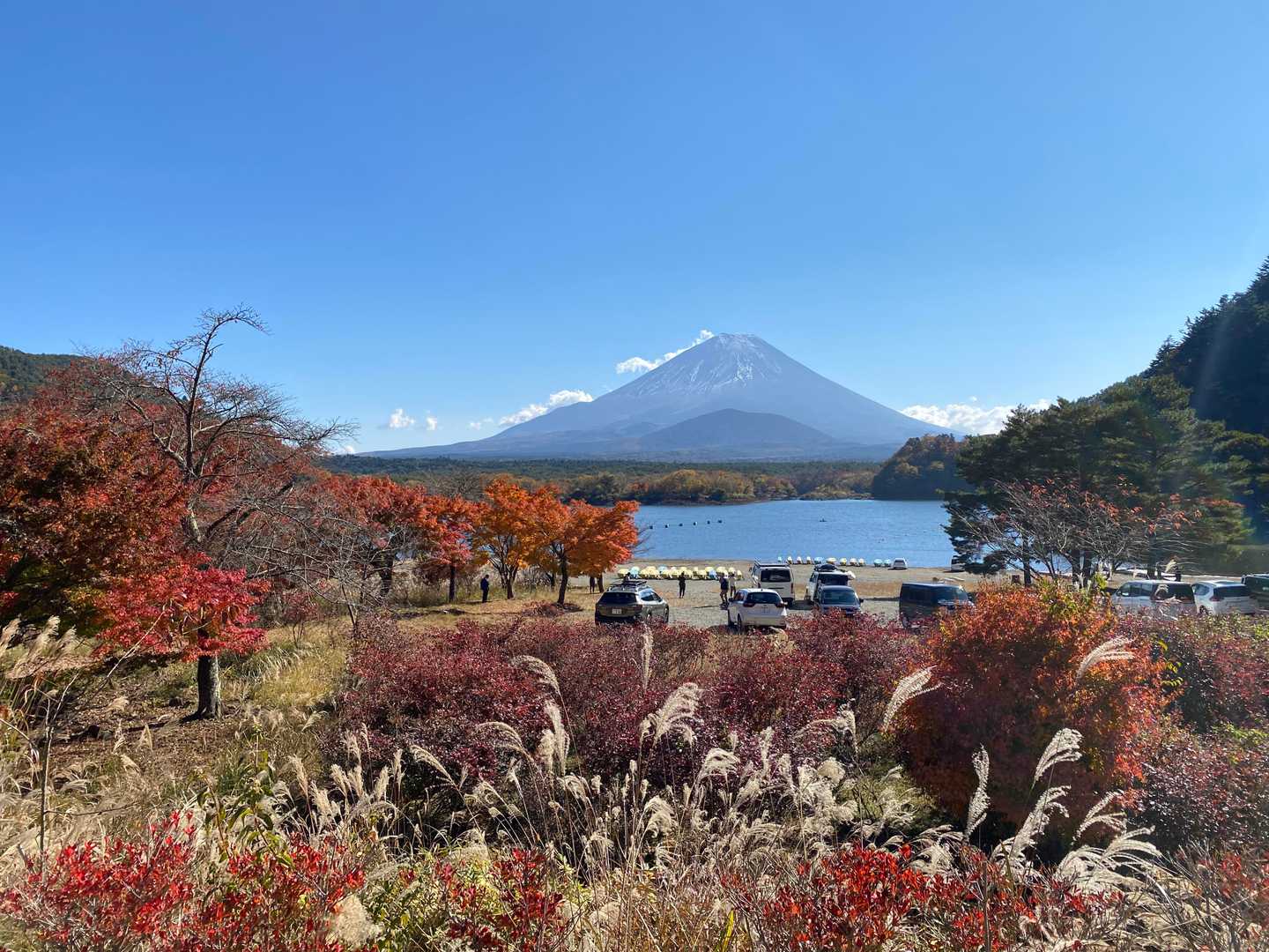 富士山と湖と紅葉、、、絵になるよね～♪