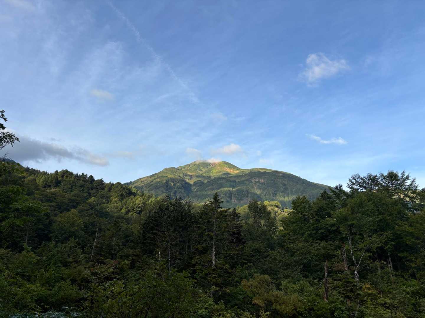 あれが雪倉岳かな❓
すごく雄大で明日登るのが楽しみ(*≧∀≦*)