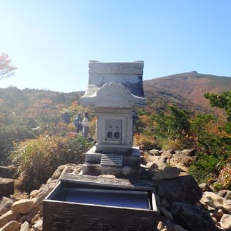 ロープウェイ合流地点まで戻ってきました。
お社があったので御参り。