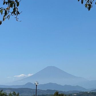 富士山雪はまだの様ですね。