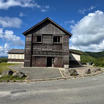 駒ヶ岳八合目避難小屋（休憩所）」です。
この登山口から登るのが一番メジャーなルート（往復5〜6km）です。
標高約1,300mの八合目登山口に位置し、バス終点や駐車場、トイレが整備された登山拠点となっています。

この登山口から登る場合は、麓の「アルパこまくさ」から路線バス（約40分）でアクセスします。夏季のマイカー規制期間は一般車の乗り入れが制限されるため、バスを利用する必要があります。