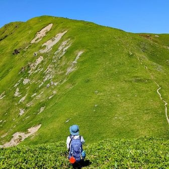 眼前には…コレ登るの？！
（笑）西熊山の💥圧に
稜線縦走の醍醐味…

「見るほど簡単には進まない」

💦堪能してます（笑）
