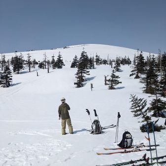 三ツ石山荘前、正面が山頂