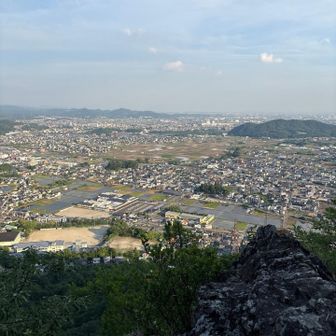 伊木山が見えます！　
伊木山でも・・・

どこ〜かで　こ〜の〜てをまってる　ひと〜は
いる〜のでしょ〜お〜か〜あ〜♪