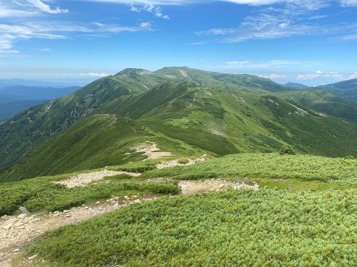 さあ、長い長い帰り道ですが、幸せなロードです。山小屋泊の人は早出早着だからかお昼を過ぎると歩く人も激減。14時過ぎには風も強くなり雲も湧いてきたので正解ですね。