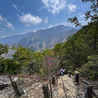 下山！

山頂付近はすれ違い困難

続々と登ってくる人たちを待つのですが、あまり譲り過ぎてしまうと今度は山頂で人が溢れて、かえって危険なのでキリの良いところで登山制限かけさせていただきました

ハイカーの数より断然参拝客のほうが多かったです。でもこの雰囲気、嫌いじゃない。
