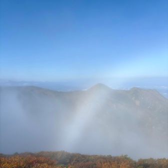 牛ヶ岳過ぎた展望台から突如
白い虹が出現🌈
