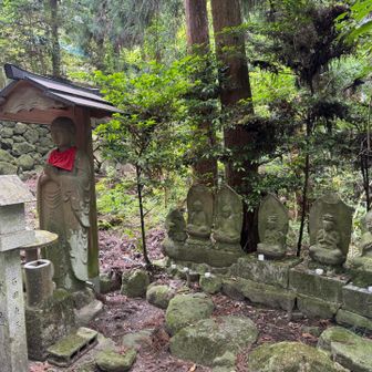 道沿いには石仏が