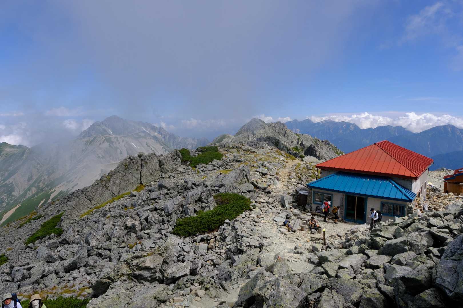 『大汝山』山頂の隣には、『大汝休憩所』という小さな山小屋も建っている。宿泊は出来ないが、売店や食堂が営業中で、特に『大汝定食』が名物として知られている。