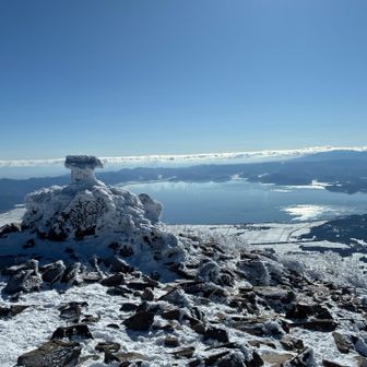 山頂に到着　猪苗代湖や街が一望　