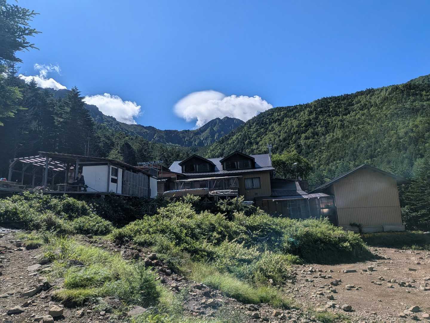 赤岳鉱泉到着。テントを設営
テント泊は９時半受付開始。
テント1人2000円×2人(トイレ、水の使用代込)
前日に予約した夕飯代
1人3000円×2人
計1万円を支払う。