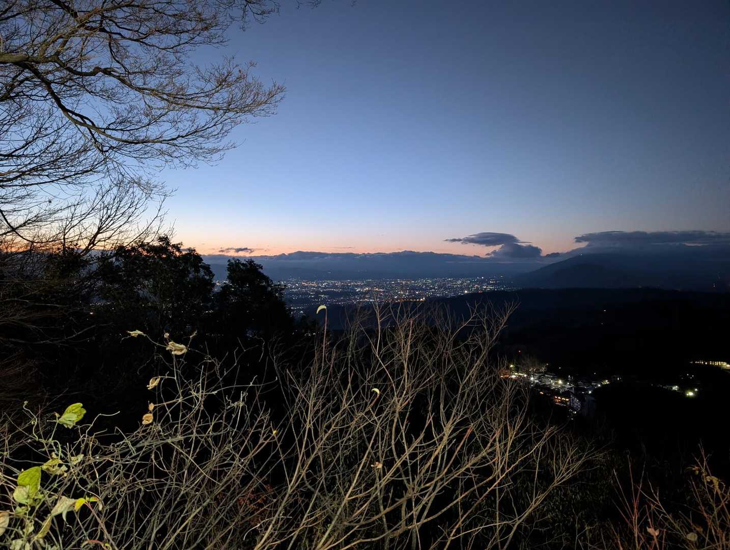 頂上の展望台みたいなとこまで着いた
もう明るくなってる🧡