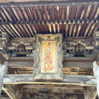 松尾寺の境内周りを登ったり降りたりと3周💦
降りてくるハイカーさんも誰もバスが停まる駐車場を知らない
女性2人は山頂で市の方？が時刻等書いた案内を貼りながら「ぜひ乗ってくださいね」というのでそのつもりで降りてきたと
スマホで青葉山ループバスを検索しても第◯駐車場とは書いてない
電話して聞くと「第1駐車場で合ってる」と

…結局電話したのは14：20頃で既にバスは時間通りに通過したらしい…しかも第1駐車場ではないみたい😤