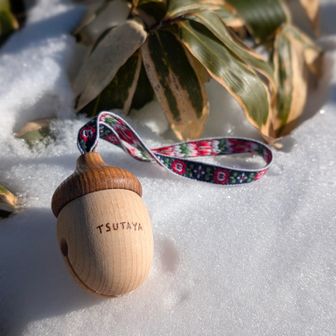 仲間でオソロで買った木製どんぐり鈴！八ヶ岳の森の中で作られているとか⋯
全員YAMAP名で名入れしました😄
カワイイしザックに付けるとコロンコロン♪と音が鳴り癒されます☺️