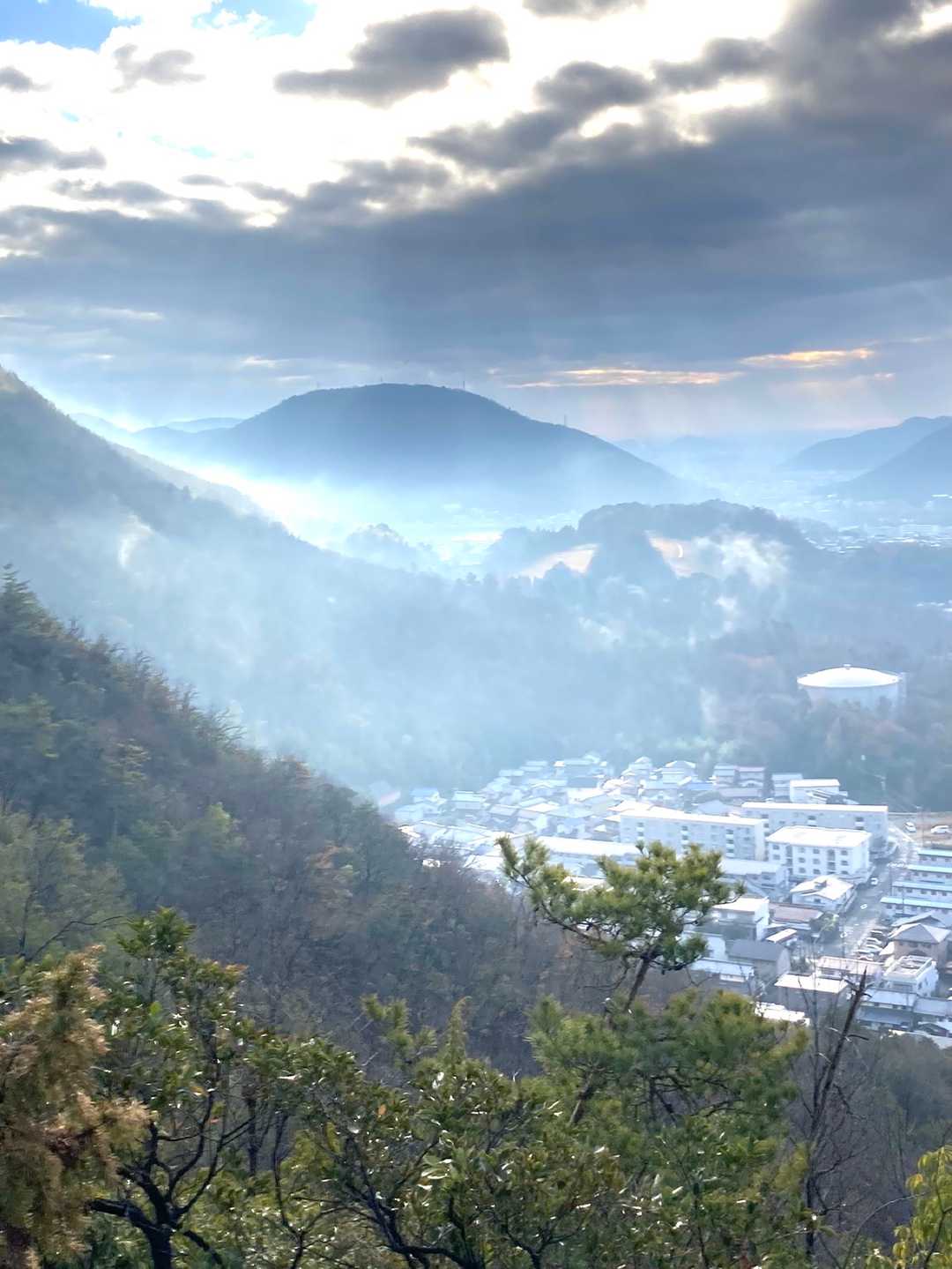 雨上がりで霧と日差しで幻想的な風景を見せてくれました。🏔😊