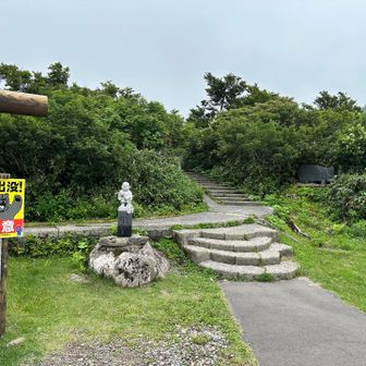 山行スタート。ギリギリ天気持ちこたえてます