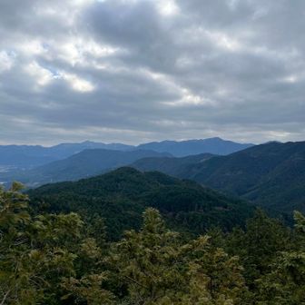 ここからの眺めがよく、みんなでゆっくり景色を楽しみます