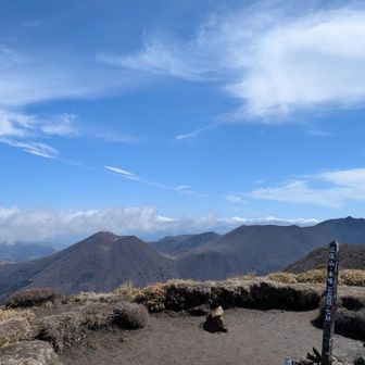 三俣山・本峰に戻り、大船山・北大船山・平治山を望む✨