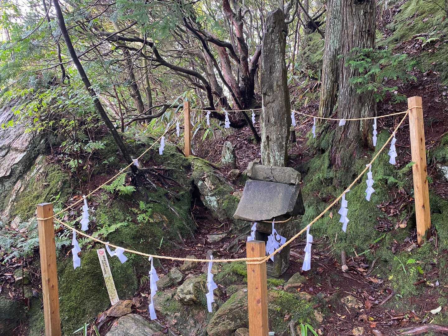 御神体の石柱は山頂から一段下がった場所に
