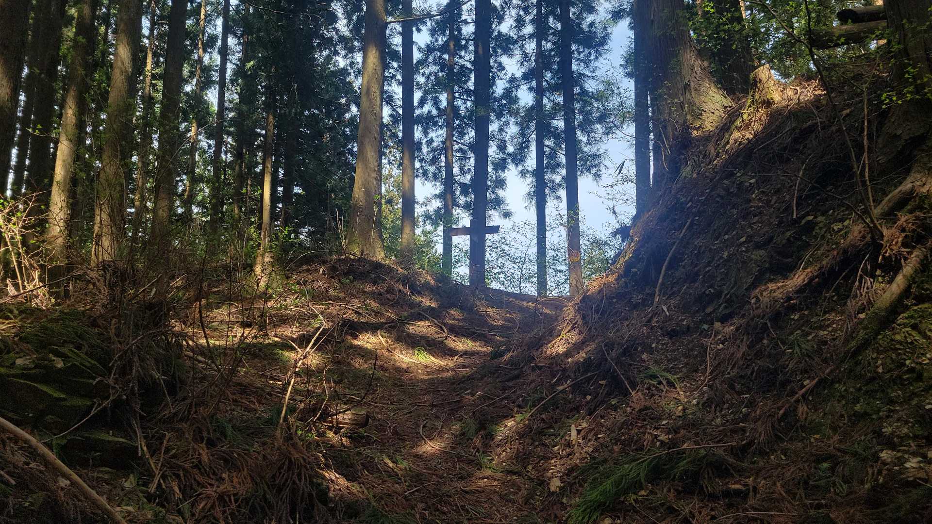 登りきったところが人里峠です。