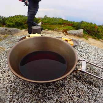 食後のコーヒー飲んで、早目に寝ます。

小屋の中に本もあるので、ゆっくりと過ごそう。