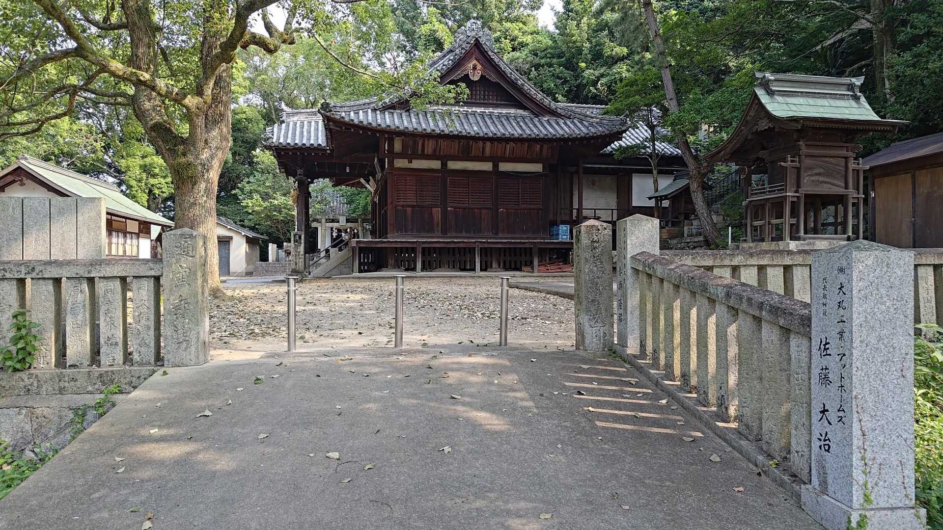 駐車場隣に神社があったので、寄り道。