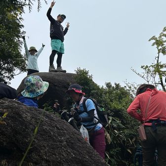 摩利支天大神見晴し台
仲間は岩の上で記念撮影❣️ムリムリ、下で見てるだけ😁