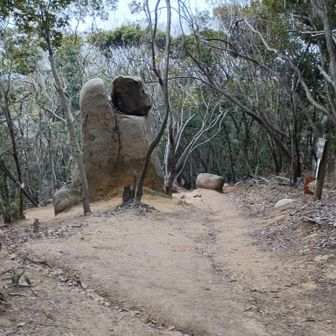 落ちない岩を後から