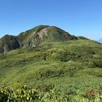 稜線の向こうに雨飾山