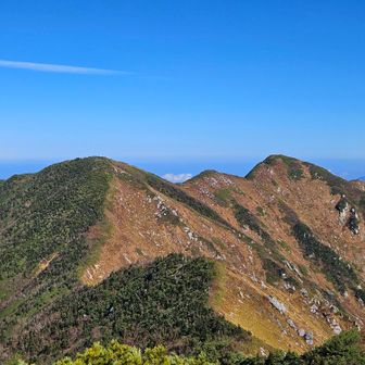 毛勝山南峰、北峰近い!