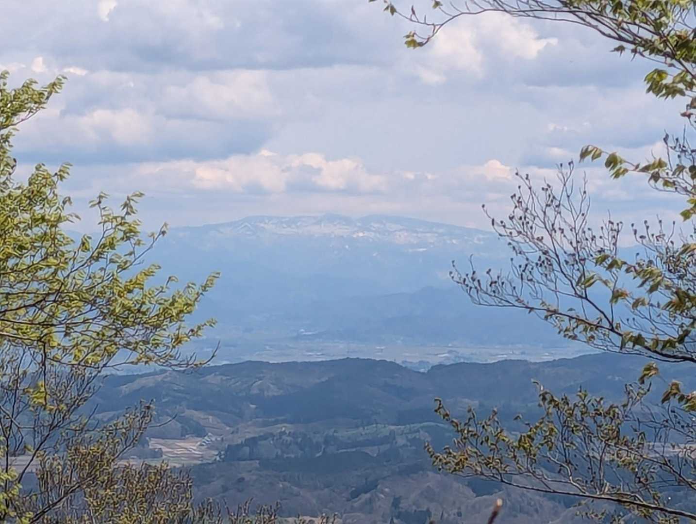 周回コースで急坂下山💦
落ち葉の下がぬかるんでたりで滑る😅
途中から見えた景色👀