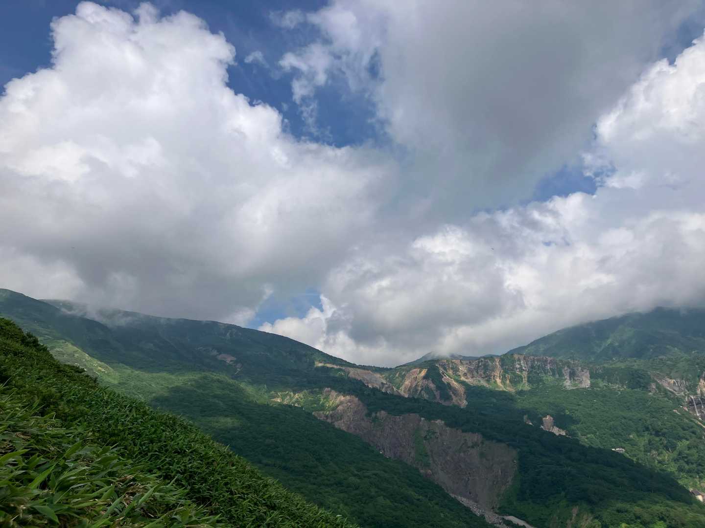 白山方面を振り返ったところ。雲が多くなってきました。