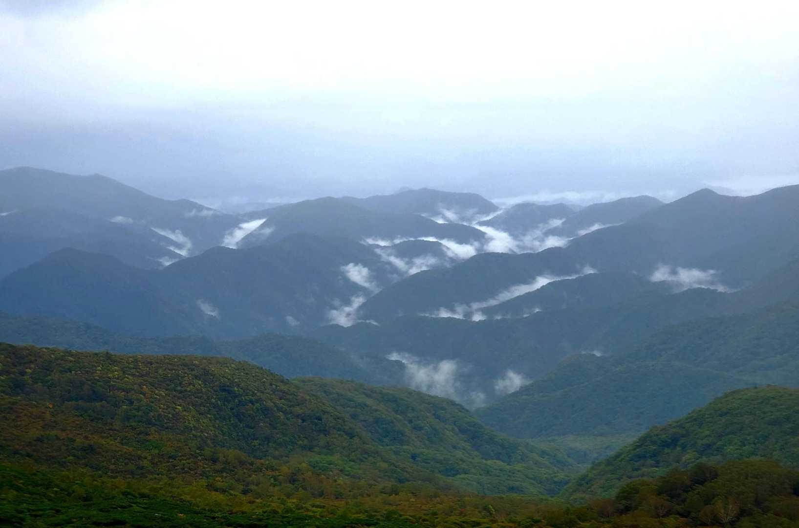 山々の⛰️⛰️⛰️間に漂う☁️が素敵です。😉
