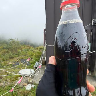 コーラ一本600円、3本なら500円にするよ〜って言われて俺が2本、akinariさんが一本で500円×3で購入❗️
容器は持ち帰りです、すぐ2本飲んだら管理人さんに誉められました（笑）