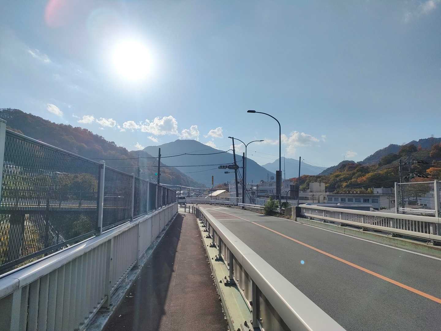 振り返れば登ってきた高川山と、奥には滝子山。
滝子山は冬でも私の2WDノーマルタイヤで登山口まで行ける貴重な山。