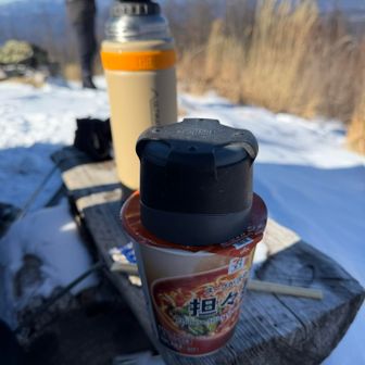 西峰山頂でランチ、今回からセブンイレブンヌードルを開拓しようかと、今回は担々麺。まあなんでも山では美味しいんですけどね。