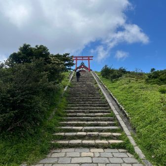 神社の方は青空と白い雲