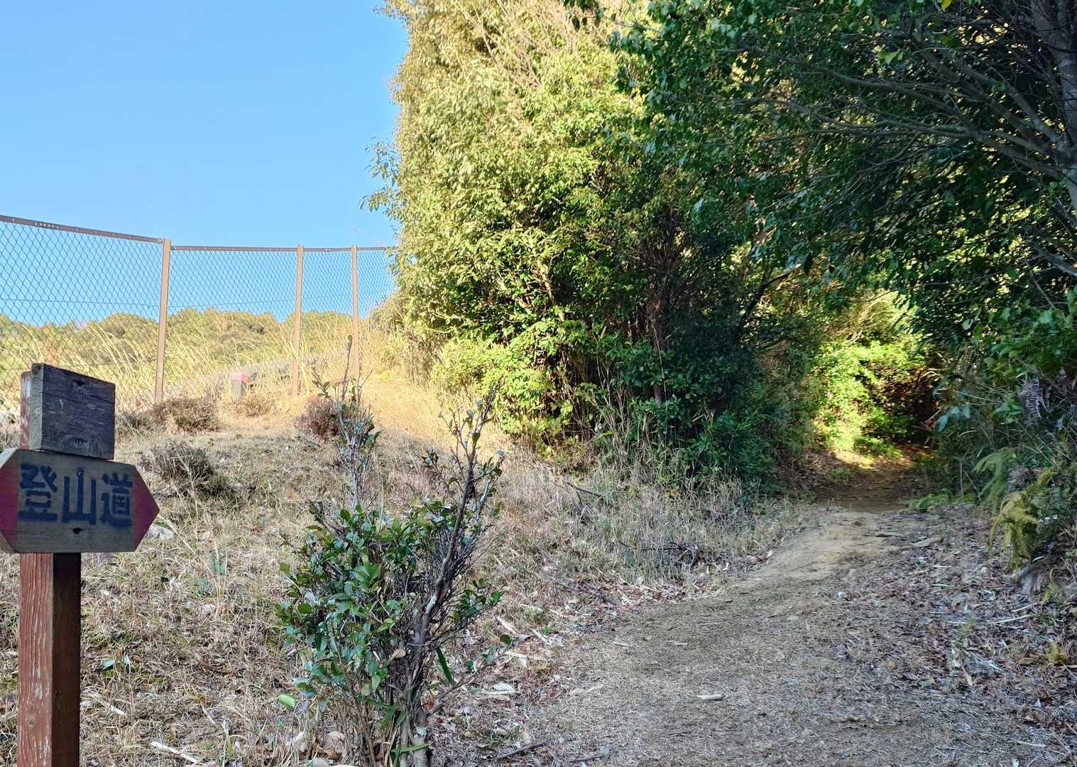 こちらも「登山道」の表示が
たくさんあって 😉安心