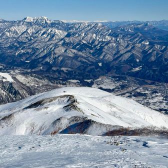 景色はいいのですが、アイゼンなので、踏み抜き怖く、スピードが上がりません