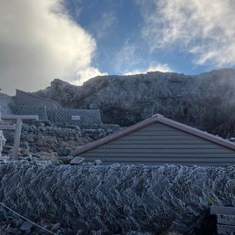 頂上の小屋、凍っている感じ。
