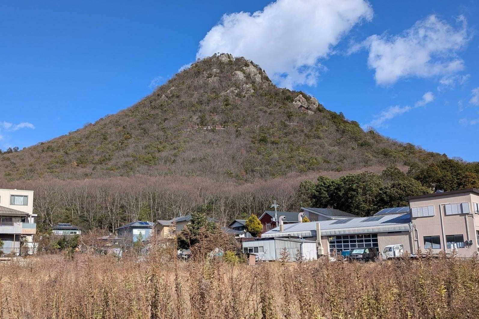 太郎坊山を振り仰ぐ