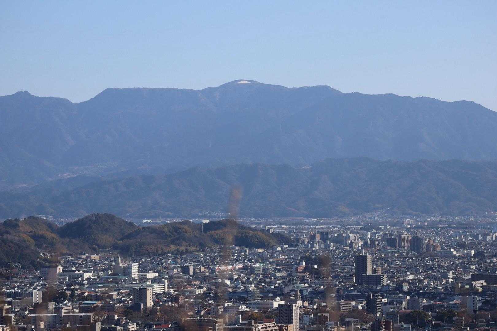 しばらく暖かいけど皿ヶ嶺にはまだ雪がありますね
