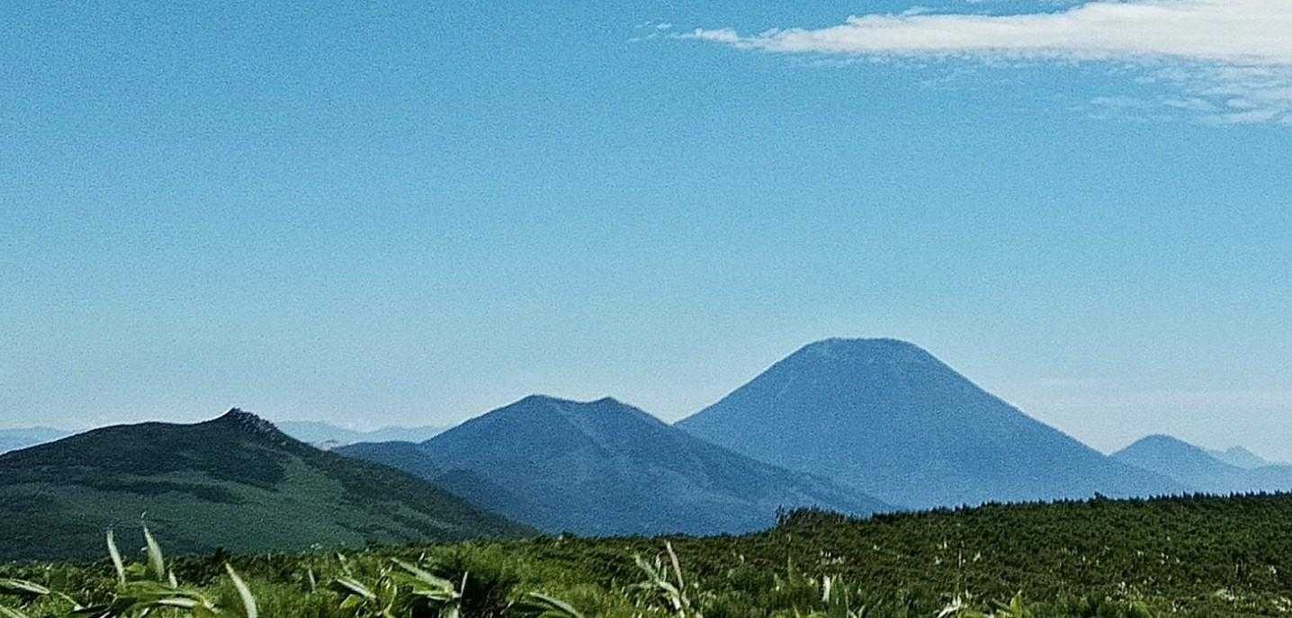 奥から、尻別岳〜羊蹄山〜アンヌプリ〜目国内岳　⛰️⛰️⛰️⛰️