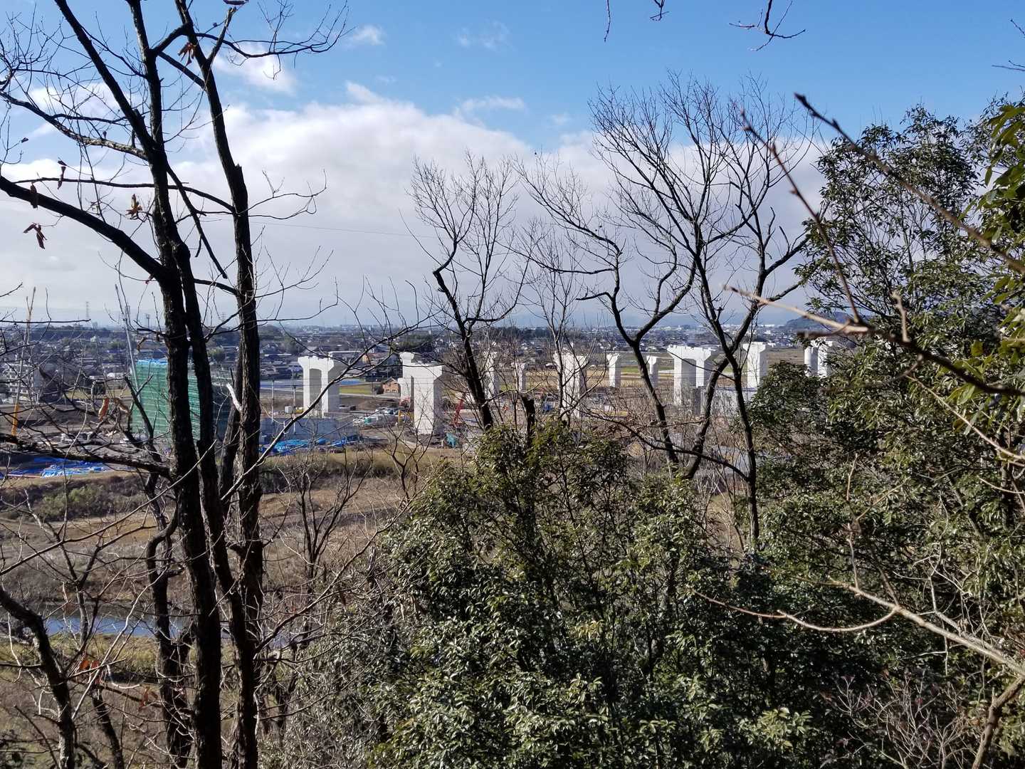 お正月の岐阜新聞にここの景色載ってました。
写真の取り方が面白くて、イギリスの遺跡『ストーンヘンジ』の様と紹介されてました☺